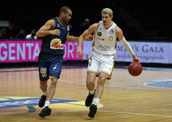 Löwen Braunschweig vs Crailsheim, BBL Braunschweig, 20 12 2020, BASKETBALL easyCredit BBL Basketball Bundesliga, Löwen Braunschweig vs HAKRO Merlins Crailsheim, season 2020 21 Elias Lasisi HAKRO Merlins Crailsheim , Lukas Wank Löwen Braunschweig Braunschweig.