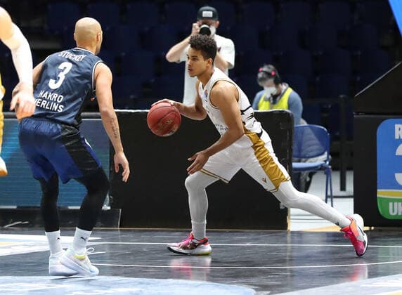 Löwen Braunschweig vs Crailsheim, BBL Braunschweig, 20 12 2020, BASKETBALL easyCredit BBL Basketball Bundesliga, Löwen Braunschweig vs HAKRO Merlins Crailsheim, season 2020 21 Maurice Stuckey HAKRO Merlins Crailsheim , Garai Zeeb Löwen Braunschweig Braunschweig.