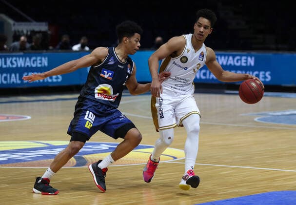 Löwen Braunschweig vs Crailsheim, BBL Braunschweig, 20 12 2020, BASKETBALL easyCredit BBL Basketball Bundesliga, Löwen Braunschweig vs HAKRO Merlins Crailsheim, season 2020 21 Trae Bell Haynes HAKRO Merlins Crailsheim , Garai Zeeb Löwen Braunschweig Braunschweig.