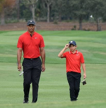 Bilder des Jahres 2020, Sport 12 Dezember Sport Bilder des Tages December 20, 2020, Orlando, Florida, United States: Tiger Woods and his son Charlie approach the 18th green during the final round of the 2020 PNC Championship golf tournament at the Ritz-Carlton Golf Club. .Justin Thomas and his father Mike finished in first place and Woods and his son finished seventh. Orlando United States - ZUMAs197 20201220_zaa_s197_166 Copyright: xPaulxHennessyx