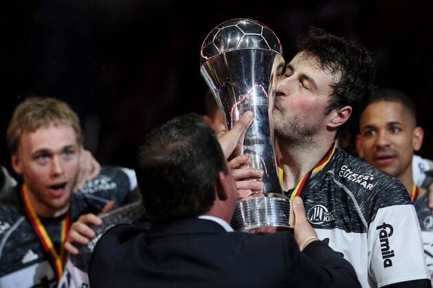 Hamburg, Germany 09 April 2017 REWE Final Four 16 17 THW Kiel vs SG Flensburg Handewitt Domagoj Duvnjak THW Kiel, 4 kuesst during the handover of the DHB Cup after the victory in the final final jubilation final jubilation emotion joy landscape, landscape format REWE Final Four 16 17 THW Kiel vs SG Flensburg Handewitt mkra