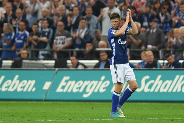 Gelsenkirchen, Deutschland 13. Mai 2017: 1. BL - 16 17 - FC Schalke 04 vs. Hamburger SV Klaas-Jan Huntelaar (Schalke 04) Gestik Geste gestikuliert Aktion . Einzelbild . klatschen applaudieren Abschied Auswechselung Thilo 1. BL - 16 17 - FC Schalke 04 vs. Hamburger SV *** Gelsenkirchen, Germany 13 May 2017 1 BL 16 17 FC Schalke 04 vs Hamburger SV Klaas Jan Huntelaar Schalke 04 gesture gestures action frame clap applaud farewell substitution Thilo 1 BL 16 17 FC Schalke 04 vs Hamburger SV kwec