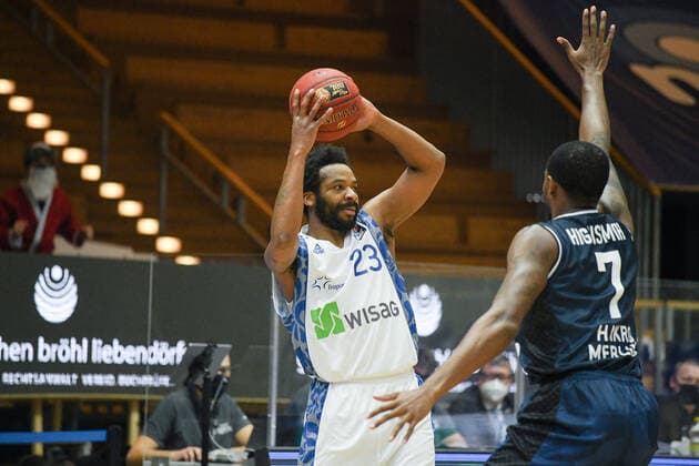 Quantez Robertson Fraport Skyliners in a duel with Haywood Highsmith HAKRO Merlins Crailsheim , GER, HAKRO Merlins Crailsheim vs Fraport Skyliners Frankfurt, 22 12 2020, 8 Spieltag easycredit Basketball Bundesliga, Spielzeit 2020 2021 GER, HAKRO Merlins Crailsheim vs Fraport Skyliners Frankfurt, 22 12 2020, 8 Spieltag easycredit Basketball Bundesliga, Spielzeit 2020 2021 Crailsheim Copyright: xMemmlerx Eibner-Pressefotox EP_mmr