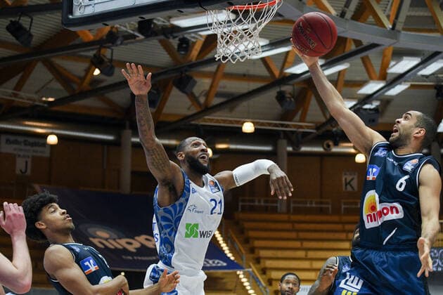 Kamari Murphy Fraport Skyliners at the basket against Elias Lasisi HAKRO Merlins Crailsheim , GER, HAKRO Merlins Crailsheim vs Fraport Skyliners Frankfurt, 22 12 2020, 8 Spieltag easycredit Basketball Bundesliga, Spielzeit 2020 2021 GER, HAKRO Merlins Crailsheim vs Fraport Skyliners Frankfurt, 22 12 2020, 8 Spieltag easycredit Basketball Bundesliga, Spielzeit 2020 2021 Crailsheim Copyright: xMemmlerx Eibner-Pressefotox EP_mmr