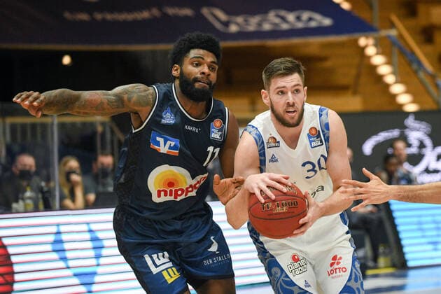 Jon Axel Gudmundsson Fraport Skyliners one-on-one Tim Coleman HAKRO Merlins Crailsheim , GER, HAKRO Merlins Crailsheim vs Fraport Skyliners Frankfurt, 22 12 2020, 8 Spieltag easycredit Basketball Bundesliga, Spielzeit 2020 2021 GER, HAKRO Merlins Crailsheim vs Fraport Skyliners Frankfurt, 22 12 2020, 8 Spieltag easycredit Basketball Bundesliga, Spielzeit 2020 2021 Crailsheim Copyright: xMemmlerx Eibner-Pressefotox EP_mmr