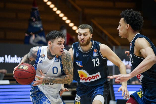 Konstantin Konga Fraport Skyliners in duel with Radii Caisin HAKRO Merlins Crailsheim and Jamuni McNeace HAKRO Merlins Crailsheim , GER, HAKRO Merlins Crailsheim vs Fraport Skyliners Frankfurt, 22 12 2020, 8 Spieltag easycredit Basketball Bundesliga, Spielzeit 2020 2021 GER, HAKRO Merlins Crailsheim vs Fraport Skyliners Frankfurt, 22 12 2020, 8 Spieltag easycredit Basketball Bundesliga, Spielzeit 2020 2021 Crailsheim Copyright: xMemmlerx Eibner-Pressefotox EP_mmr