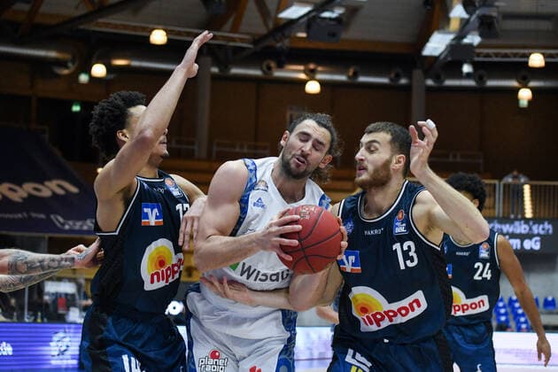 Marco Voeller Fraport Skyliners in a duel with Jamuni McNeace HAKRO Merlins Crailsheim and Radii Caisin HAKRO Merlins Crailsheim , GER, HAKRO Merlins Crailsheim vs Fraport Skyliners Frankfurt, 22 12 2020, 8 Spieltag easycredit Basketball Bundesliga, Spielzeit 2020 2021 GER, HAKRO Merlins Crailsheim vs Fraport Skyliners Frankfurt, 22 12 2020, 8 Spieltag easycredit Basketball Bundesliga, Spielzeit 2020 2021 Crailsheim Copyright: xMemmlerx Eibner-Pressefotox EP_mmr