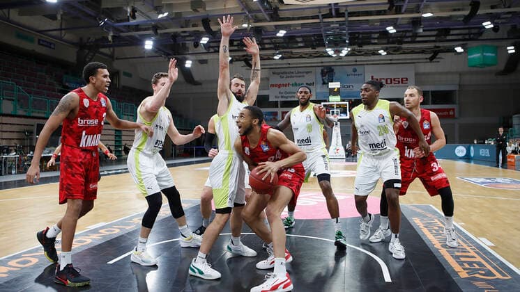 Germany, Bayreuth, Oberfrankenhalle, 22 12 2020, emspor, emonline, despor, deonline, medi bayreuth vs s Oliver Wuerzburg, Basketball, BBL picture f li Bastian Doreth medi bayreuth and Cameron Hunt s Oliver Wuerzburg Copyright: HMBxMedia xHeikoxBecker