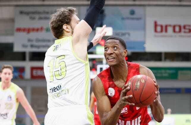 Germany, Bayreuth, Oberfrankenhalle, 22 12 2020, emspor, emonline, despor, deonline, medi bayreuth vs s Oliver Wuerzburg, Basketball, BBL picture f li Matthew Tiby medi bayreuth and Justin Sears s Oliver Wuerzburg Copyright: HMBxMedia xHeikoxBecker