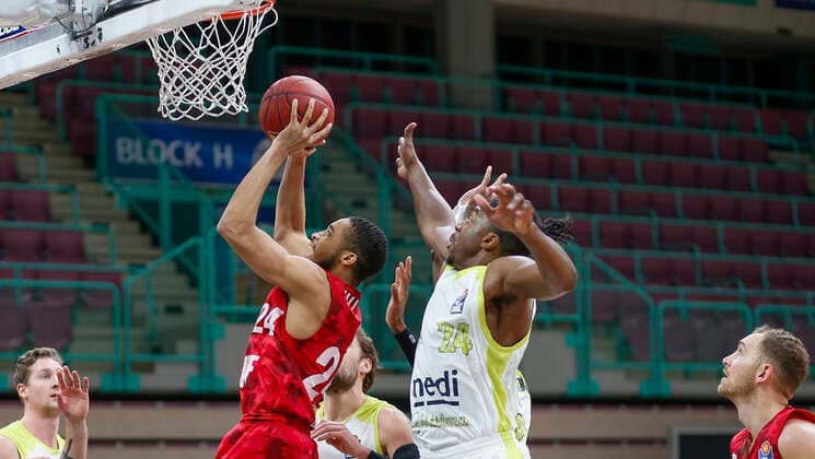 Germany , Bayreuth , Oberfrankenhalle , 22 12 2020, emspor, emonline, despor, deonline, medi Bayreuth vs s Oliver Wuerzburg, easyCredit BBL, 8 Spieltag Picture f l Andreas Seiferth medi Bayreuth , Cameron Hunt s Oliver Wuerzburg with the lay-up, Matthew Tiby medi Bayreuth , Frank Bartley medi Bayreuth and Felix Hoffmann s Oliver Wuerzburg Copyright: HMBxMedia JulienxBecker