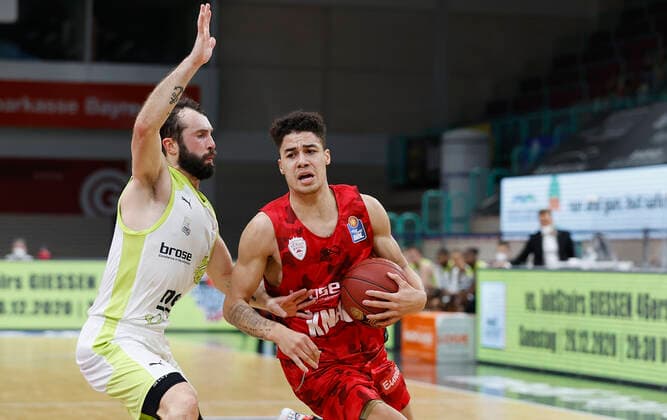 Germany, Bayreuth, Oberfrankenhalle, 22 12 2020, emspor, emonline, despor, deonline, medi bayreuth vs s Oliver Wuerzburg, Basketball, BBL picture f li Bastian Doreth medi bayreuth and Joshua Obiesie s Oliver Wuerzburg Copyright: HMBxMedia xHeikoxBecker