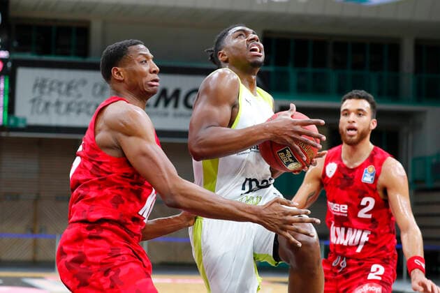 8 Matchday of the easyCredit BBL Basketball Bundesliga at Oberfrankenhalle in Bayreuth Season 2020 2021 Medi Bayreuth vs s Oliver Würzburg Frank Bartley Medi Bayreuth 24 middle Justin Sears s Oliver Würzburg 5 left Brekkott Chapman s Oliver Würzburg 2 right
