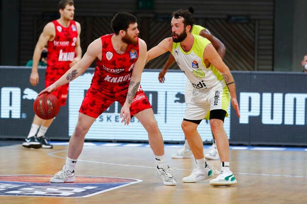 8 Matchday of the easyCredit BBL Basketball Bundesliga at Oberfrankenhalle in Bayreuth Season 2020 2021 Medi Bayreuth vs s Oliver Würzburg Bastian Doreth Medi Bayreuth 10 right Tayler Persons s Oliver Würzburg 8 left