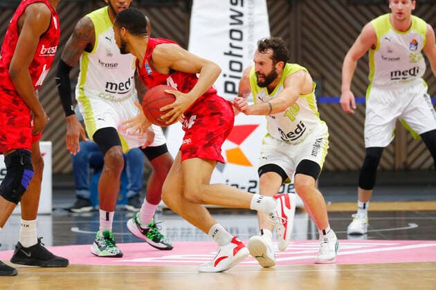 8 Matchday of the easyCredit BBL Basketball Bundesliga at Oberfrankenhalle in Bayreuth Season 2020 2021 Medi Bayreuth vs s Oliver Würzburg Bastian Doreth Medi Bayreuth 10 right Cameron Hunt s Oliver Würzburg 24 left