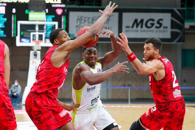 8 Matchday of the easyCredit BBL Basketball Bundesliga at Oberfrankenhalle in Bayreuth Season 2020 2021 Medi Bayreuth vs s Oliver Würzburg Frank Bartley Medi Bayreuth 24 middle Justin Sears s Oliver Würzburg 5 left Brekkott Chapman s Oliver Würzburg 2 right