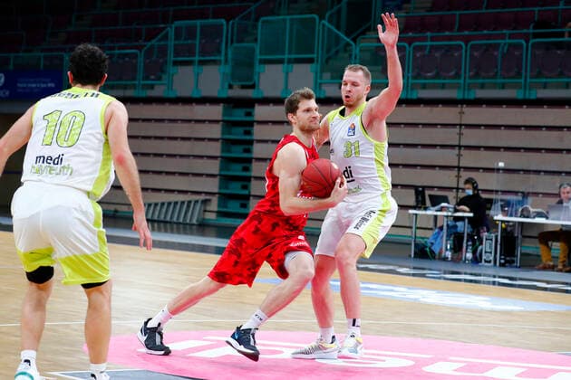 8 Matchday of the easyCredit BBL Basketball Bundesliga at Oberfrankenhalle in Bayreuth Season 2020 2021 Medi Bayreuth vs s Oliver Würzburg Osvaldas Olisevicius Medi Bayreuth 31 right Florian Koch s Oliver Würzburg 21 left