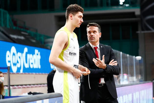 8 Matchday of the easyCredit BBL Basketball Bundesliga at the Oberfrankenhalle in Bayreuth Season 2020 2021 Medi Bayreuth vs s Oliver Würzburg Raoul Korner Medi Bayreuth coach right Kay Bruhnke Medi Bayreuth 9 left