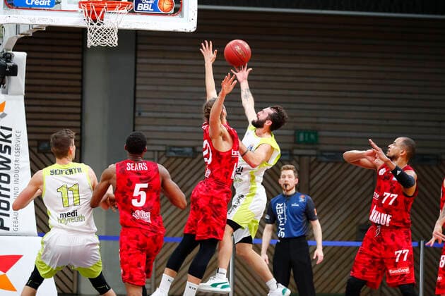 8 Matchday of the easyCredit BBL Basketball Bundesliga at Oberfrankenhalle in Bayreuth Season 2020 2021 Medi Bayreuth vs s Oliver Würzburg Bastian Doreth Medi Bayreuth 10 right Julian Albus s Oliver Würzburg 20 left