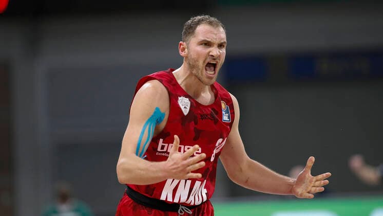 Germany, Bayreuth, Oberfrankenhalle, 22 12 2020, emspor, emonline, despor, deonline, medi bayreuth vs s Oliver Wuerzburg, Basketball, BBL picture v li cheering for Felix Hoffmann s Oliver Wuerzburg Copyright: HMBxMedia xHeikoxBecker