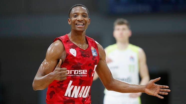 Germany, Bayreuth, Oberfrankenhalle, 22 12 2020, emspor, emonline, despor, deonline, medi bayreuth vs s Oliver Wuerzburg, Basketball, BBL picture v li cheering for Justin Sears s Oliver Wuerzburg Copyright: HMBxMedia xHeikoxBecker