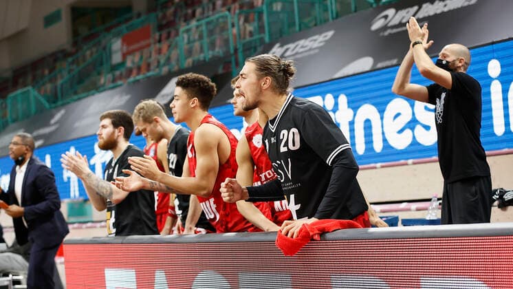 Germany, Bayreuth, Oberfrankenhalle, 22 12 2020, emspor, emonline, despor, deonline, medi bayreuth vs s Oliver Wuerzburg, Basketball, BBL picture f li Tayler Persons s Oliver Wuerzburg , Jonas Weitzel s Oliver Wuerzburg , Tyson Ward s Oliver Wuerzburg , Florian Koch s Oliver Wuerzburg , Cameron Hunt s Oliver Wuerzburg and Julian Albus s Oliver Wuerzburg Copyright: HMBxMedia xHeikoxBecker