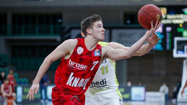 Germany , Bayreuth , Oberfrankenhalle , 22 12 2020, emspor, emonline, despor, deonline, medi Bayreuth vs s Oliver Wuerzburg, easyCredit BBL, 8 Spieltag Picture f l Nils Haßfurther s Oliver Wuerzburg with the lay-up and Andreas Seiferth medi Bayreuth Copyright: HMBxMedia JulienxBecker