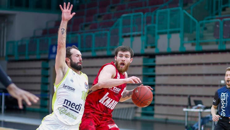 Germany , Bayreuth , Oberfrankenhalle , 22 12 2020, emspor, emonline, despor, deonline, medi Bayreuth vs s Oliver Wuerzburg, easyCredit BBL, 8 Spieltag Picture f l Bastian Doreth medi Bayreuth and Tayler Persons s Oliver Wuerzburg Copyright: HMBxMedia JulienxBecker