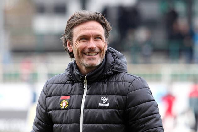 Muenster, Germany 18 February 2017 3 Liga 16 17 SC Preussen Muenster vs SG Sonnenhof Grossaspach coach Oliver Zapel Grossaspach portrait face laughing smiling good mood grinning grinning 3 Liga 16 17 SC Preussen Muenster vs SG Sonnenhof Grossaspach swun
