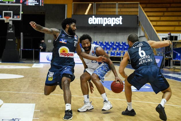 Quantez Robertson Fraport Skyliners in a duel with Tim Coleman HAKRO Merlins Crailsheim and Elias Lasisi HAKRO Merlins Crailsheim , GER, HAKRO Merlins Crailsheim vs Fraport Skyliners Frankfurt, 22 12 2020, 8 Spieltag easycredit Basketball Bundesliga, Spielzeit 2020 2021 GER, HAKRO Merlins Crailsheim vs Fraport Skyliners Frankfurt, 22 12 2020, 8 Spieltag easycredit Basketball Bundesliga, Spielzeit 2020 2021 Crailsheim Copyright: xMemmlerx Eibner-Pressefotox EP_mmr
