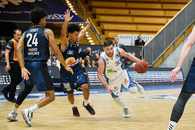 Jon Axel Gudmundsson Fraport Skyliners in a duel with Trae Bell Haynes HAKRO Merlins Crailsheim and Jeremy Jones HAKRO Merlins Crailsheim , GER, HAKRO Merlins Crailsheim vs Fraport Skyliners Frankfurt, 22 12 2020, 8 Spieltag easycredit Basketball Bundesliga, Spielzeit 2020 2021 GER, HAKRO Merlins Crailsheim vs Fraport Skyliners Frankfurt, 22 12 2020, 8 Spieltag easycredit Basketball Bundesliga, Spielzeit 2020 2021 Crailsheim Copyright: xMemmlerx Eibner-Pressefotox EP_mmr