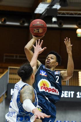 Trae Bell Haynes HAKRO Merlins Crailsheim throwing against Michael Kessens Fraport Skyliners , GER, HAKRO Merlins Crailsheim vs Fraport Skyliners Frankfurt, 22 12 2020, 8 Spieltag easycredit Basketball Bundesliga, Spielzeit 2020 2021 GER, HAKRO Merlins Crailsheim vs Fraport Skyliners Frankfurt, 22 12 2020, 8 Spieltag easycredit Basketball Bundesliga, Spielzeit 2020 2021 Crailsheim Copyright: xMemmlerx Eibner-Pressefotox EP_mmr