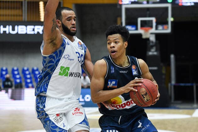 Trae Bell Haynes HAKRO Merlins Crailsheim in a duel with Rasheed Moore Fraport Skyliners , GER, HAKRO Merlins Crailsheim vs Fraport Skyliners Frankfurt, 22 12 2020, 8 Spieltag easycredit Basketball Bundesliga, Spielzeit 2020 2021 GER, HAKRO Merlins Crailsheim vs Fraport Skyliners Frankfurt, 22 12 2020, 8 Spieltag easycredit Basketball Bundesliga, Spielzeit 2020 2021 Crailsheim Copyright: xMemmlerx Eibner-Pressefotox EP_mmr