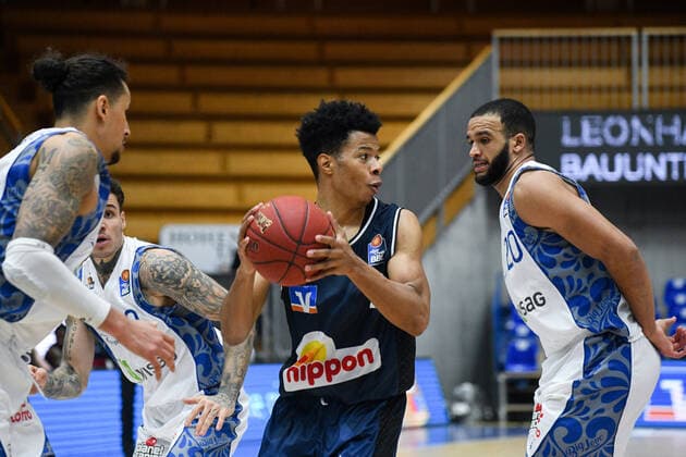 Trae Bell Haynes HAKRO Merlins Crailsheim one-on-one Rasheed Moore Fraport Skyliners and Konstantin Konga Fraport Skyliners , GER, HAKRO Merlins Crailsheim vs Fraport Skyliners Frankfurt, 22 12 2020, 8 Spieltag easycredit Basketball Bundesliga, Spielzeit 2020 2021 GER, HAKRO Merlins Crailsheim vs Fraport Skyliners Frankfurt, 22 12 2020, 8 Spieltag easycredit Basketball Bundesliga, Spielzeit 2020 2021 Crailsheim Copyright: xMemmlerx Eibner-Pressefotox EP_mmr