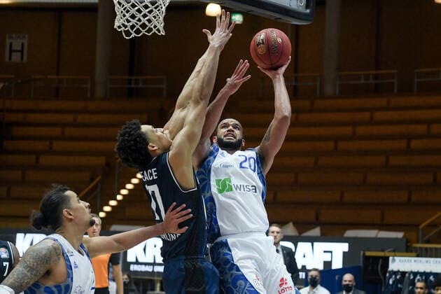 Rasheed Moore Fraport Skyliners in a duel with Jamuni McNeace HAKRO Merlins Crailsheim , GER, HAKRO Merlins Crailsheim vs Fraport Skyliners Frankfurt, 22 12 2020, 8 Spieltag easycredit Basketball Bundesliga, Spielzeit 2020 2021 GER, HAKRO Merlins Crailsheim vs Fraport Skyliners Frankfurt, 22 12 2020, 8 Spieltag easycredit Basketball Bundesliga, Spielzeit 2020 2021 Crailsheim Copyright: xMemmlerx Eibner-Pressefotox EP_mmr