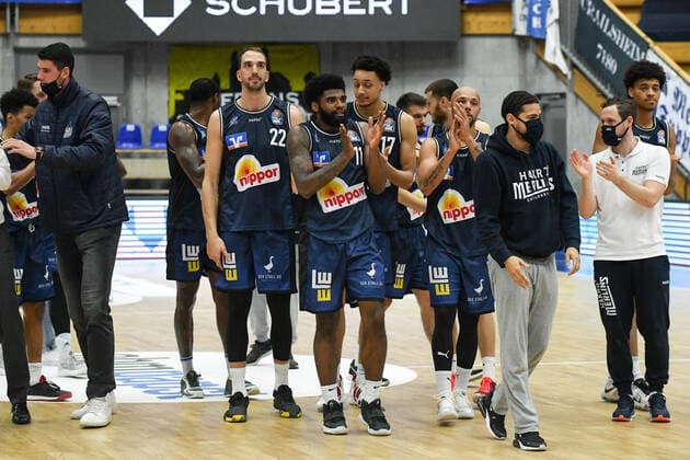 Dejan Kovacevic HAKRO Merlins Crailsheim , Tim Coleman HAKRO Merlins Crailsheim , Jamuni McNeace HAKRO Merlins Crailsheim , Maurice Stuckey HAKRO Merlins Crailsheim cheer over the victory, GER, HAKRO Merlins Crailsheim vs Fraport Skyliners Frankfurt, 22 12 2020, 8 Spieltag easycredit Basketball Bundesliga, Spielzeit 2020 2021 GER, HAKRO Merlins Crailsheim vs Fraport Skyliners Frankfurt, 22 12 2020, 8 Spieltag easycredit Basketball Bundesliga, Spielzeit 2020 2021 Crailsheim Copyright: xMemmlerx Eibner-Pressefotox EP_mmr