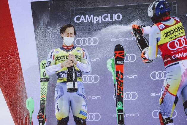 Bilder des Jahres 2020, Sport 12 Dezember Sport Bilder des Tages 22.12.2020, Canalone Miramonti race course, Madonna di Campiglio, ITA, FIS Weltcup Ski Alpin, Slalom, Herren, Siegerehrung, im Bild 2. Platz Sebastian Foss Solevaag (NOR), Sieger Henrik Kristoffersen (NOR), 3. Platz Alex Vinatzer (ITA) 2nd placed Sebastian Foss Solevaag of Norway Winner Henrik Kristoffersen of Norway 3rd placed Alex Vinatzer of Italy during the winner ceremony for the men s Slalom of FIS ski alpine world cup at the Canalone Miramonti race course in Madonna di Campiglio, Italy on 2020 12 22. **** ONLY GER;FRA;ITA;ESP;SUISSE;GBR **** Madonna di Campiglio *** 22 12 2020, Canalone Miramonti race course, Madonna di Campiglio, ITA, FIS World Cup Alpine Skiing, Slalom, Men, Award ceremony, in the picture 2 placed Sebastian Foss Solevaag NOR , Winner Henrik Kristoffersen NOR , 3rd place Alex Vinatzer ITA 2nd placed Sebastian Foss Solevaag of Norway Winner Henrik Kristoffersen of Norway 3rd placed Alex Vinatzer of Italy during the winner ceremony for the men s Slalom of FIS ski alpine world cup at the Canalone Miramonti race course in Madonna di Campiglio, Italy on 2020 12 22 ONLY GER FRA ITA ESP SUISSE GBR Madonna di Campiglio  EP_gro  