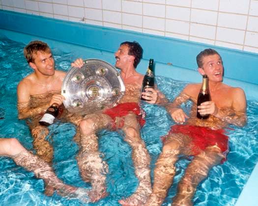 FC Bayern München German Champion 1990 Champion celebration of FC Bayern in the cabin 12 05 1990 V l Hans Dieter Hansi Flick, Jürgen Kohler and Thomas Strunz with the championship trophy in the fatigue pool HM