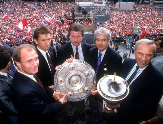 FC Bayern München 1990 German Champion Celebration on Marienplatz 12 05 1990 V l Manager Uli Hoeneß, Klaus Augenthaler, Coach Jupp Heynckes, President Prof Dr Fritz Scherer and Lord Mayor Georg Kronawitter present the championship trophy HM
