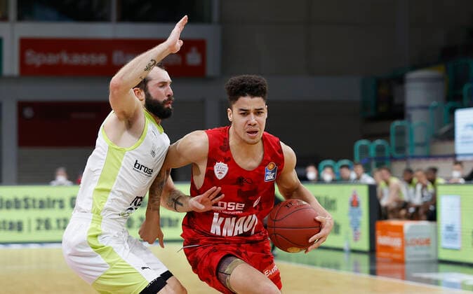 Germany, Bayreuth, Oberfrankenhalle, 22 12 2020, emspor, emonline, despor, deonline, medi bayreuth vs s Oliver Wuerzburg, Basketball, BBL picture f li Bastian Doreth medi bayreuth and Joshua Obiesie s Oliver Wuerzburg Copyright: HMBxMedia xHeikoxBecker