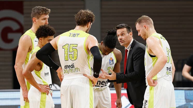 Germany, Bayreuth, Oberfrankenhalle, 22 12 2020, emspor, emonline, despor, deonline, medi bayreuth vs s Oliver Wuerzburg, Basketball, BBL picture v li Head Coach Raoul Korner medi bayreuth during a time out Copyright: HMBxMedia xHeikoxBecker