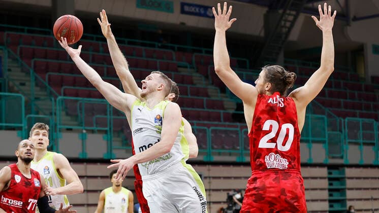 Germany, Bayreuth, Oberfrankenhalle, 22 12 2020, emspor, emonline, despor, deonline, medi bayreuth vs s Oliver Wuerzburg, Basketball, BBL picture v li Osvaldas Olisevicius medi bayreuth , Florian Koch s Oliver Wuerzburg and Julian Albus s Oliver Wuerzburg Copyright: HMBxMedia xHeikoxBecker