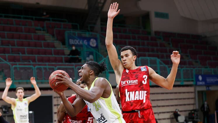 Germany, Bayreuth, Oberfrankenhalle, 22 12 2020, emspor, emonline, despor, deonline, medi bayreuth vs s Oliver Wuerzburg, Basketball, BBL picture from left Justin Sears s Oliver Wuerzburg , Frank Bartley medi bayreuth and Tyson Ward s Oliver Wuerzburg Copyright: HMBxMedia xHeikoxBecker