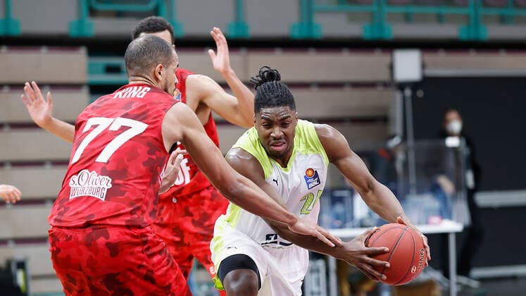 Germany, Bayreuth, Oberfrankenhalle, 22 12 2020, emspor, emonline, despor, deonline, medi bayreuth vs s Oliver Wuerzburg, Basketball, BBL picture f li Alex King s Oliver Wuerzburg and Frank Bartley medi bayreuth Copyright: HMBxMedia xHeikoxBecker