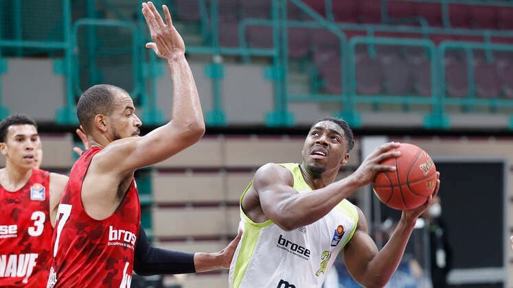 Germany, Bayreuth, Oberfrankenhalle, 22 12 2020, emspor, emonline, despor, deonline, medi bayreuth vs s Oliver Wuerzburg, Basketball, BBL picture f li Alex King s Oliver Wuerzburg and Frank Bartley medi bayreuth Copyright: HMBxMedia xHeikoxBecker