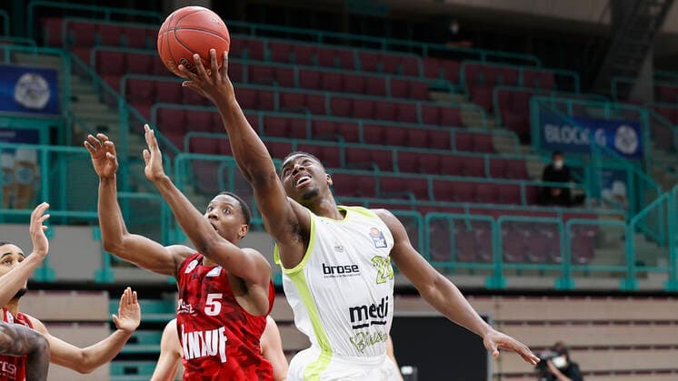 Germany, Bayreuth, Oberfrankenhalle, 22 12 2020, emspor, emonline, despor, deonline, medi bayreuth vs s Oliver Wuerzburg, Basketball, BBL picture f li Justin Sears s Oliver Wuerzburg and Frank Bartley medi bayreuth Copyright: HMBxMedia xHeikoxBecker