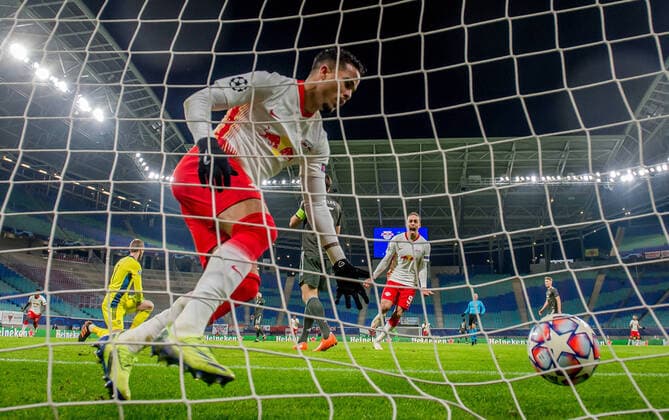 Leipzigs Justin Kluivert scores against Manchester goalkeeper David de Gea to make it 3 0 8 December 2020 Leipzig, Red Bull Arena Football UEFA Champions League, matchday 6 RB Leipzig Manchester United 3 2 RB Leipzig Manchester United