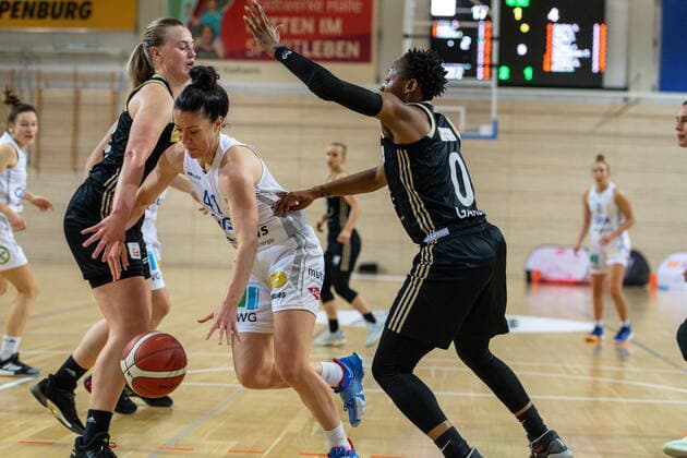 Eilidh Simpson 41, GISA Lions SV Halle sets against Stephanie Gardner TK Hannover and Hannah Brown TK Hannover GISA Lions SV Halle vs TK Hannover Basketball 1 Bundesliga ERDGAS Sportarena Halle Saale 23 12 2020 Photo Holger John Sachsen Anhalt Germany