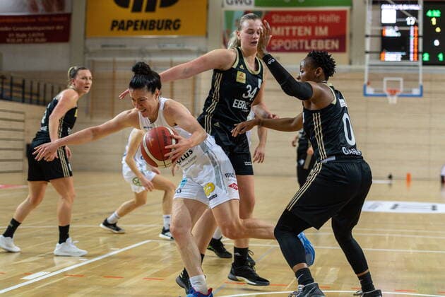Eilidh Simpson 41, GISA Lions SV Halle sets against Stephanie Gardner TK Hannover and Hannah Brown TK Hannover GISA Lions SV Halle vs TK Hannover Basketball 1 Bundesliga ERDGAS Sportarena Halle Saale 23 12 2020 Photo Holger John Sachsen Anhalt Germany