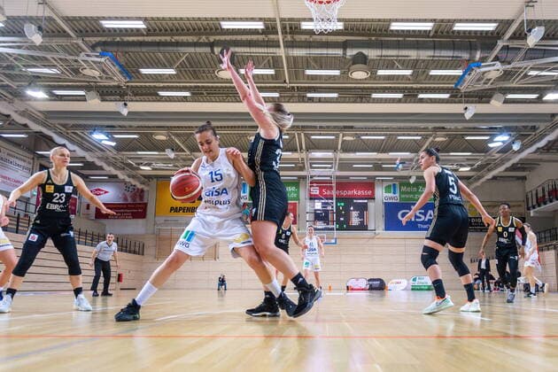 Styliani Stella Fouraki 15, GISA Lions SV Halle sets against Hannah Brown TK Hannover GISA Lions SV Halle vs TK Hannover Basketball 1 Bundesliga ERDGAS Sportarena Halle Saale 23 12 2020 Photo Holger John Sachsen Anhalt Germany