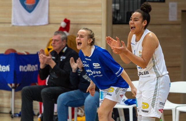 Candice White 01, GISA Lions SV Halle and Lilly Oswald 16, GISA Lions SV Halle cheering on the BAnk GISA Lions SV Halle vs TK Hannover Basketball 1 Bundesliga ERDGAS Sportarena Halle Saale 23 12 2020 Foto Holger John Sachsen Anhalt Germany